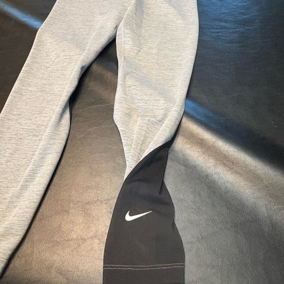 Nike Dri/Fit The Nike One Tight Fit Gray Form-Fitting 7/8 Leggings size M NWT - Picture 2 of 14